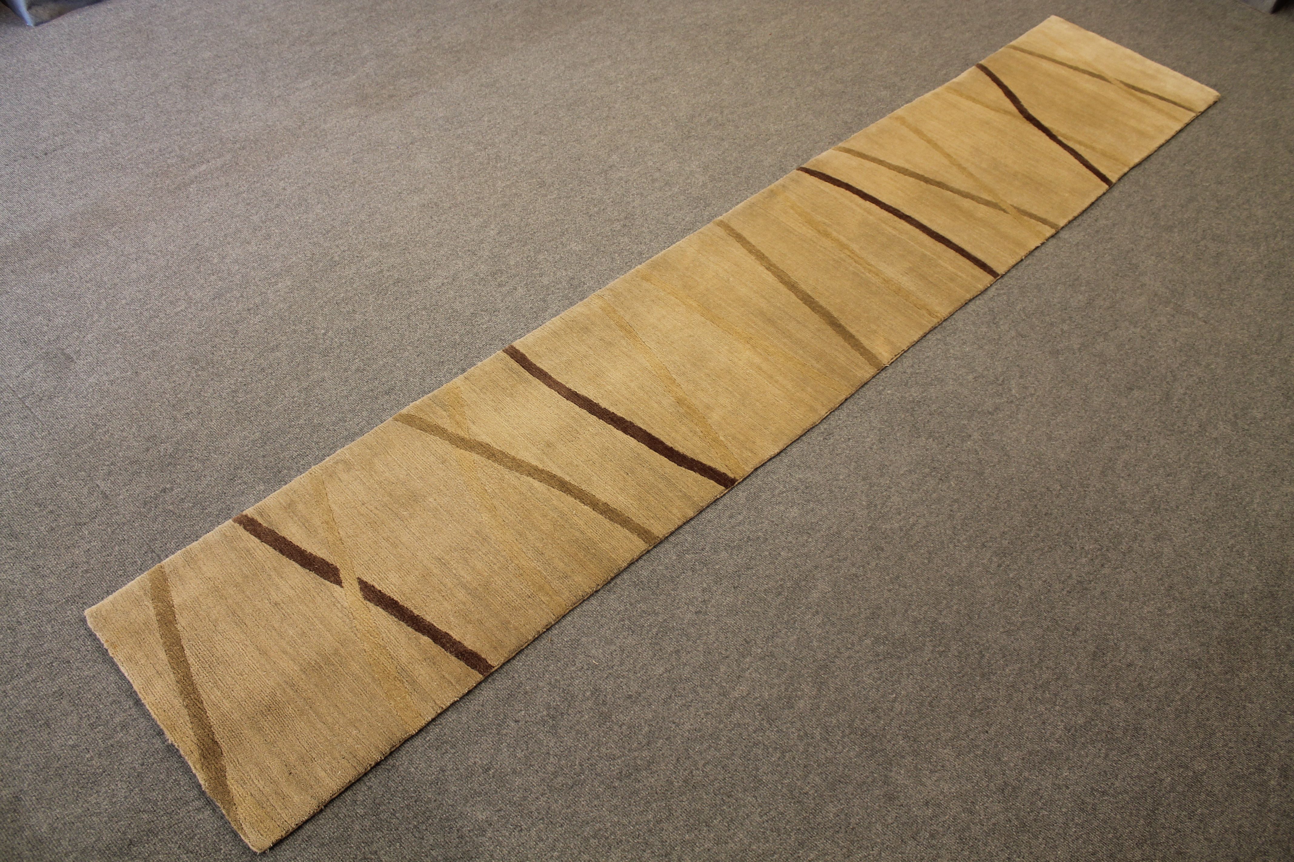 Contemporary runner