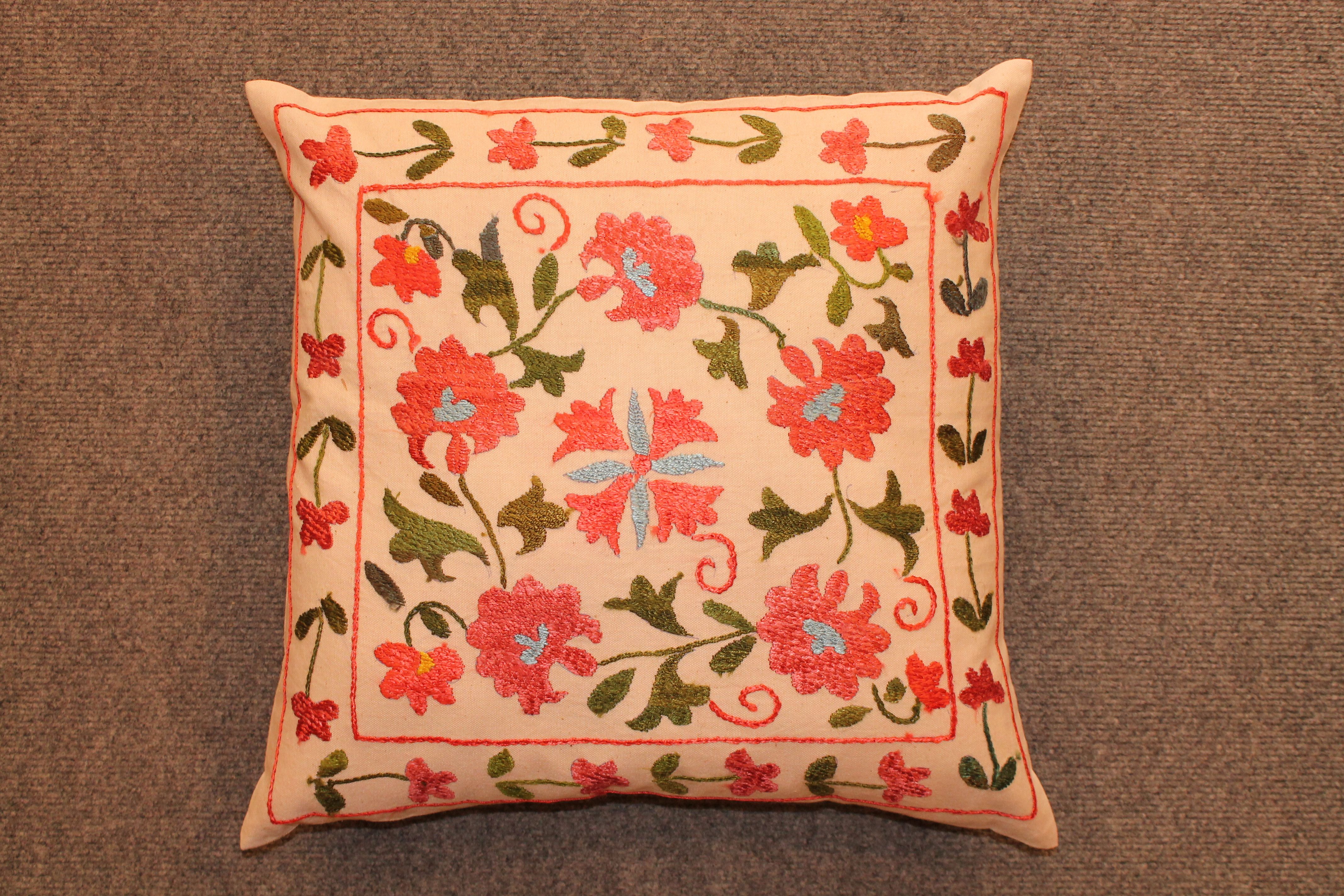 CUSHION AND TASSLE TIE-BACKS